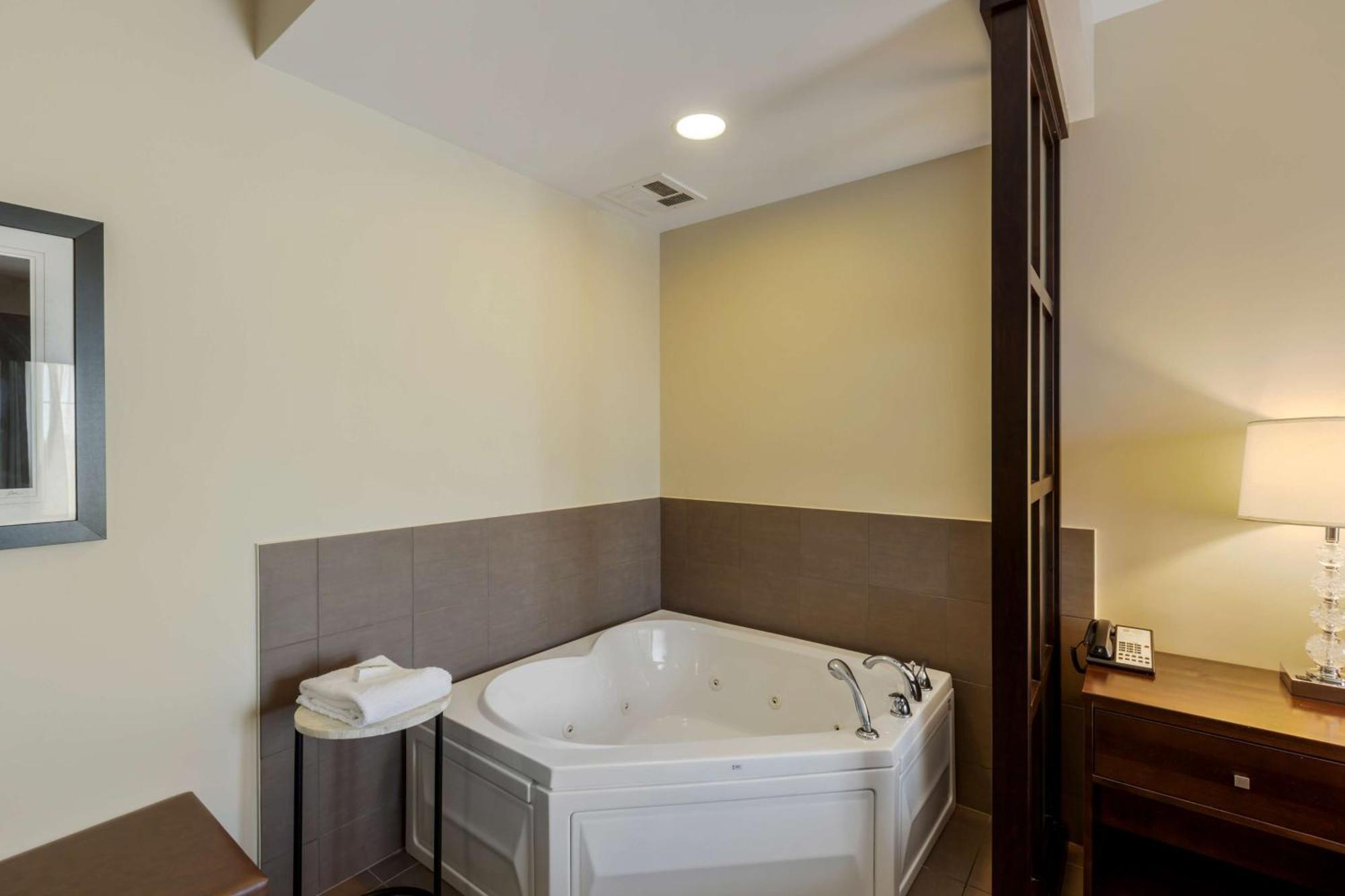 Best Western Plus Walkerton Hotel & Conference Centre Екстер'єр фото